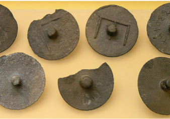 Jetons de vote Source : Wikipédia
https://fr.wikipedia.org/wiki/Fichier:AGMA_Jetons_vote.jpg